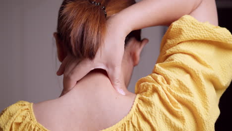 Eine-Asiatische-Frau-Massiert-Ihren-Nacken,-Um-Hohen-Blutdruck-Zu-Senken
