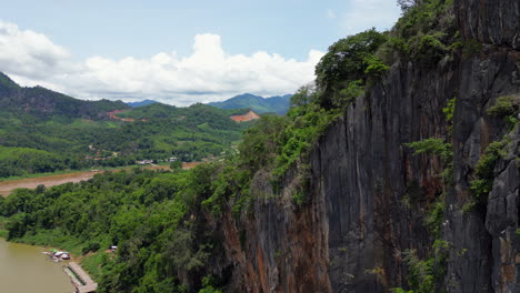 Hoher-Felsen-Gibt-Den-Blick-Auf-Den-Mekong-In-Luang-Prabang,-Laos-Frei