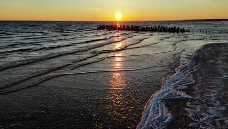 Alter-Pier,-Wunderschöner-Sonnenuntergang-über-Einem-Ruhigen-Meer