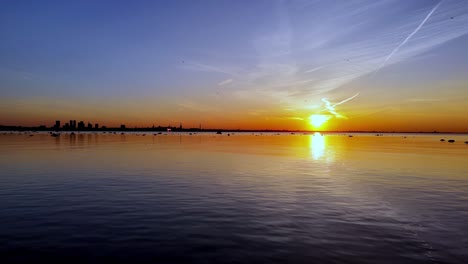 Tallinn-Im-Sonnenuntergang,-über-Dem-Wasser-Untergehend,-Schafft-Eine-Wunderschöne-Und-Ruhige-Atmosphäre