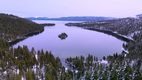 Vista-Aérea-De-La-Bahía-Esmeralda,-El-Lago-Tahoe,-California-Y-La-Isla-Fannette