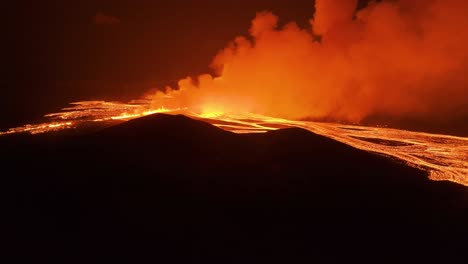 Erupción-Activa-De-Fisura-Ilumina-Las-Nubes-Y-El-Cielo-Con-Un-Brillo-Naranja,-Islandia