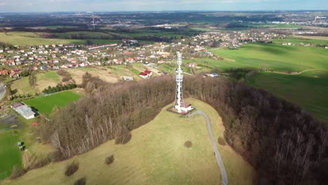 Torre-De-Observación-Redonda-En-Starič,-República-Checa---Toma-Aérea-Con-Drones