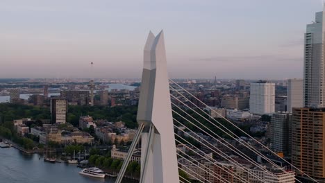Parallax-Effekt-Orbit-Drohne-Geschossen-Um-Die-Spitze-Der-Erasmusbrücke-Rotterdam