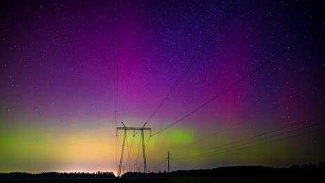 Aurora-Boreal-Brillante-Con-Línea-De-Torre-De-Transmisión-En-Primer-Plano---Lapso-De-Tiempo