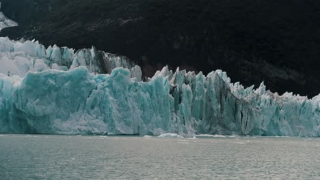 Formaciones-De-Hielo-En-El-Lago-Glacial-Argentino-En-El-Parque-Nacional-Los-Glaciares,-Santa-Cruz,-Argentina