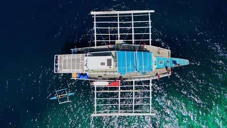 Top-Down-Drohnenaufnahmen-Eines-Typischen-Philippinischen-Bootes-Mit-Menschen
