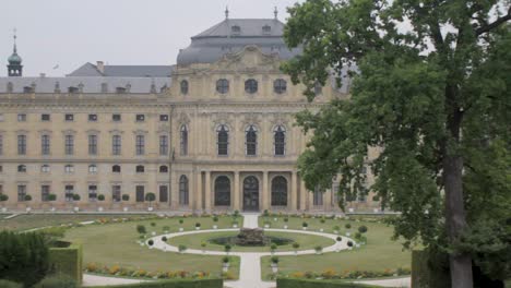 Üppige-Grüne-Gärten-Vor-Der-Historischen-Bamberger-Residenz,-Bewölkter-Tag