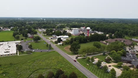 Fremont,-Michigan,-Drohnen-Luftaufnahmen-Der-Innenstadt-Von-Gebäuden,-Stadtbild