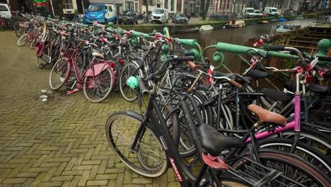 Bicicletas-Colocadas-Una-Al-Lado-De-La-Otra-En-Un-Puente-Junto-A-Un-Canal-En-Los-Países-Bajos