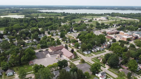 Fremont-Michigan-Drone-Imágenes-Aéreas-Del-Centro-De-Los-Edificios-Paisaje-Urbano