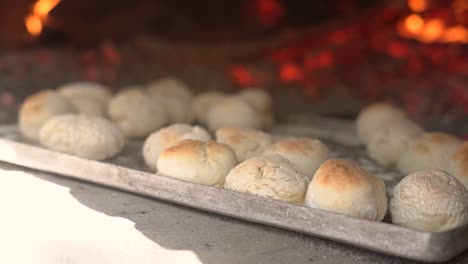 Brot-Backen-Im-Lehmofen,-Traditionelle-Bäckerei-Mit-Gebäck-In-Zeitlupe