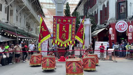 Tamborileros-Interpretando-Los-Muy-Populares-Tambores-Chinos-Para-La-Ceremonia-De-Apertura-Del-Festival-Five-Footway-En-Chinatown,-Singapur