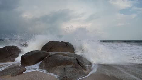 Las-Olas-De-Koh-Samui-Chocan-Contra-Rocas-De-Granito,-Tailandia