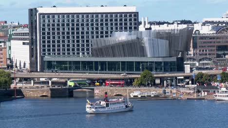 Stadtzentrum-Von-Stockholm:-Hauptbahnhof-Von-Stockholm-Und-Ein-Schiff-Nähert-Sich-Dem-Dock