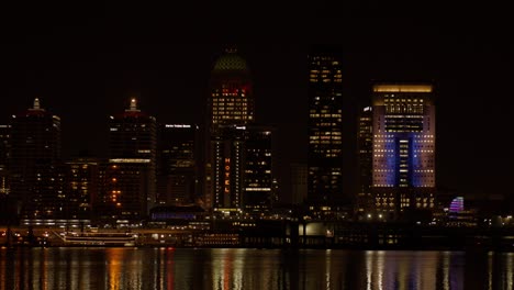 Skyline-Von-Louisville,-Kentucky-Mit-Ohio-River-Bei-Nacht-Mit-Mittlerer-Aufnahme-Stabil