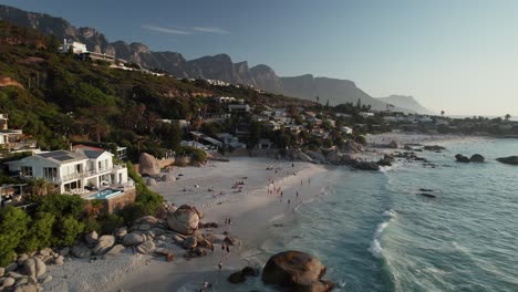 Gente-Disfrutando-Del-Verano-En-Las-Playas-De-Clifton,-Ciudad-Del-Cabo,-Sudáfrica