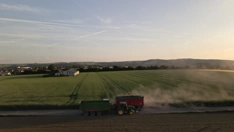 Landwirtschaftliche-Traktoren-Ziehen-Anhänger