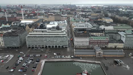 Erhöhte-Ansicht-Der-Uferpromenade-Mit-Boot