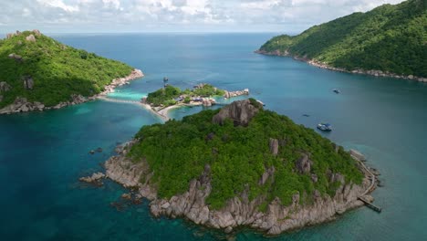 Panoramic-shot-of-Koh-Nang-Yuan-Island,-Koh-Tao-in-Thailand