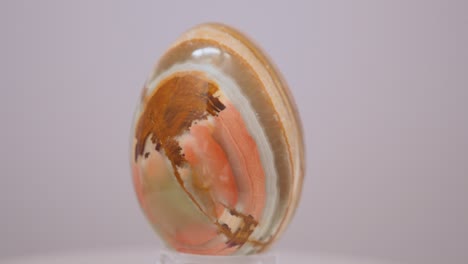 Onyx-mineral-egg-slowly-rotating-on-a-turn-table