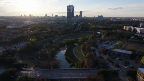 Vista-Aérea-Sobre-El-Parque-Tinsley-Y-Buffalo-Bayou,-Puesta-De-Sol-En-Houston,-Estados-Unidos