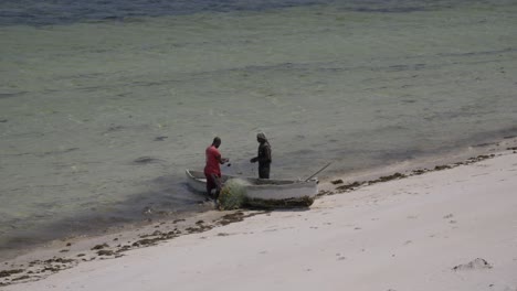 Dos-Pescadores-Preparando-Sus-Redes-Para-Pescar,-Barco-Pequeño.