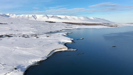 Vista-Aérea-De-Hermosas-Montañas-Invernales-Y-Costa-En-Islandia-En-Un-Día-Soleado