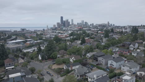 Toma-Aérea-De-Un-Dron-Del-Horizonte-Del-Centro-De-Seattle-En-Un-Día-Nublado