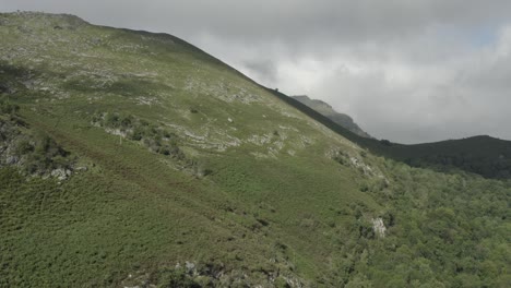 Altos-Pirineos-En-Un-Día-Soleado-Con-Cielo-Nublado-En-El-Fondo,-Francia