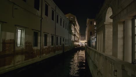 Reflexiones-Nocturnas-Del-Canal-En-Venecia.