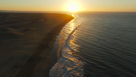 Ruhiger-Sonnenaufgang-über-Dem-Strand-Von-Maspalomas:-Luftaufnahme-Der-Küstenschönheit-Gran-Canarias