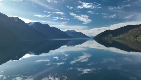 Sonnenlicht-Glitzert-über-Dem-Lake-Wakatipu-In-Neuseeland