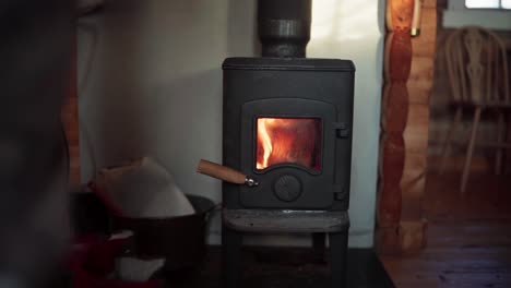 Der-Mann-Trocknet-Sein-Bein-Während-Der-Wintersaison-In-Bessaker,-Provinz-Trondelag,-Norwegen,-Vor-Einer-Heizung-–-Nahaufnahme