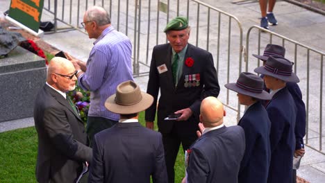 Sergeant-Kev-Horton-Erzählt-Der-Jüngeren-Generation-Von-Australiern-Am-Anzac-Square-Geschichten,-Fördert-Die-Kameradschaft-Und-Gibt-Am-Anzac-Day-Traditionen-Der-Erinnerung-Und-Des-Respekts-Weiter