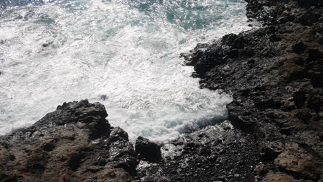 Olas-Y-Olas-Del-Mar-Rompiendo-Contra-Las-Rocas-En-La-Costa