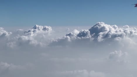 Eine-Sehr-Coole-Szene-Ist-Aus-Dem-Flugzeug-Zu-Sehen,-Wo-Die-Wolken-Verstreut-Zu-Sehen-Sind