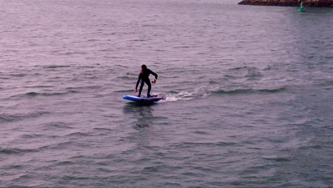 Über-Bord-Gegangener-Surfer-Versucht-Eine-Probefahrt