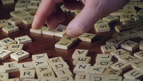 Scrabble-Kreuzworträtsel-Buchstabensteine-Bilden-Wörter-Flach-Und-Erde-Auf-Dem-Tisch
