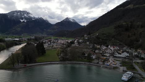 Luftaufnahme-Des-Seeufers-Mit-Fluss,-Der-Ins-Walenseetal-In-Der-Schweiz-Fließt
