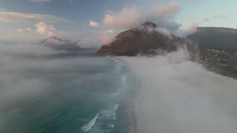 Neblige-Landschaft-Von-Noordhoek-In-Kapstadt,-Südafrika---Luftaufnahme-Einer-Drohne