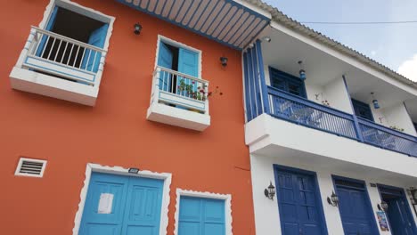 Bemalte-Balkone,-Koloniale-Und-Farbenfrohe-Häuser-In-Filandia,-Kolumbien,-Architektur