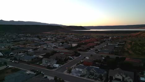 Nachbarschaft-Und-Straßen-In-Hurricane,-Utah-Bei-Sonnenuntergang---Luftaufnahme