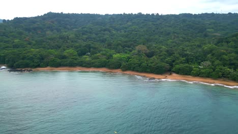 Vista-Aérea-Sobre-El-Mar-Con-Vistas-A-Sundy-Beach-Y-La-Increíble-Costa-De-La-Ilha-Do-Príncipe,-Santo-Tomé-Y-Príncipe,-África