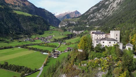 Castillo-Weissenstein-En-La-Cima-De-Un-Acantilado-En-Matrei-En-Osttirol,-Valle-De-Isel,-Tirol,-Austria---Antena-4k