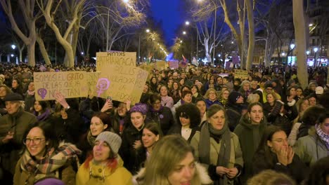 Miles-De-Personas-Marchan-Por-Las-Calles-De-Madrid-Durante-Una-Manifestación-En-El-Día-Internacional-De-La-Mujer.