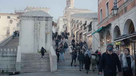 Mañana-Veneciana-En-El-Bullicioso-Puente-De-Rialto