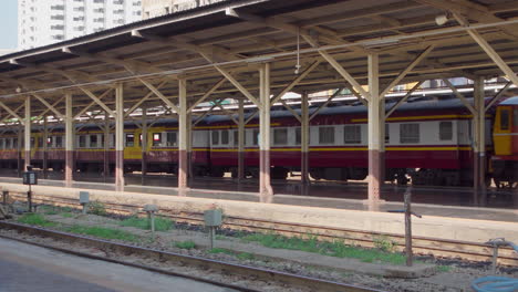 Der-Zug-Nähert-Sich-Dem-Bahnhof-Hua-Lamphong