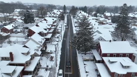 Coches-Esperando-En-El-Cruce-En-La-Nieve-Pequeña-Ciudad-En-La-Nieve-Del-Invierno.