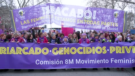 Las-Manifestantes-Sostienen-Una-Pancarta-Mientras-Participan-En-Una-Manifestación-En-El-Día-Internacional-De-La-Mujer.